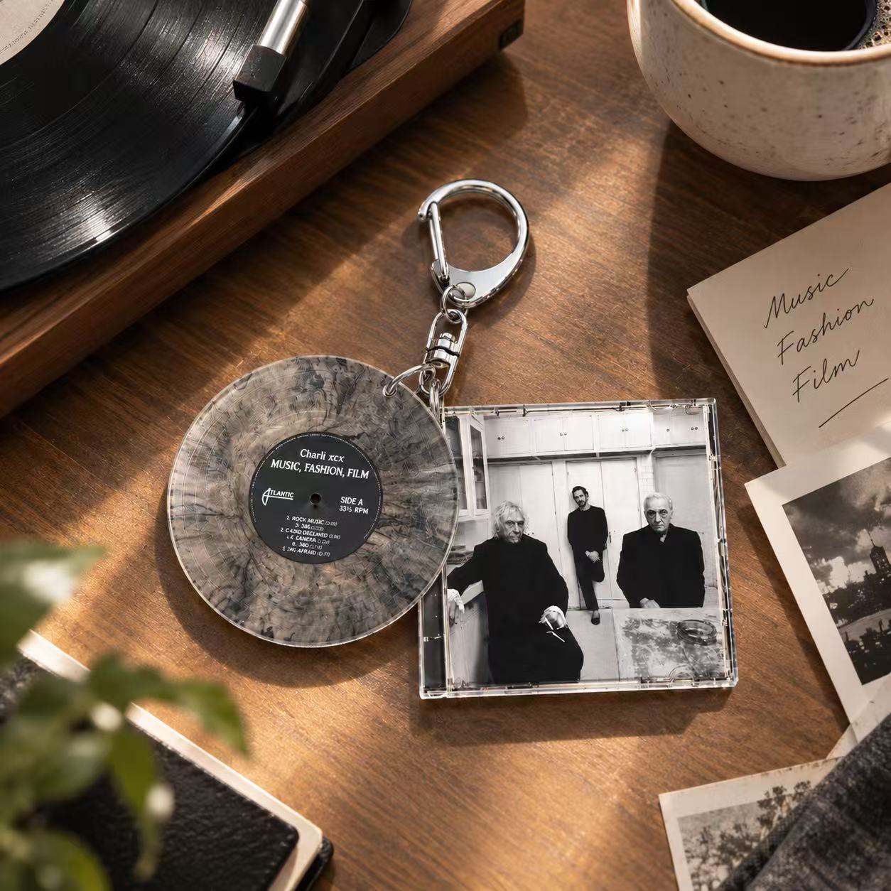 Chaveiro C-Charli Xcx, Música, - Phone Accessories Charms avaliação e preço